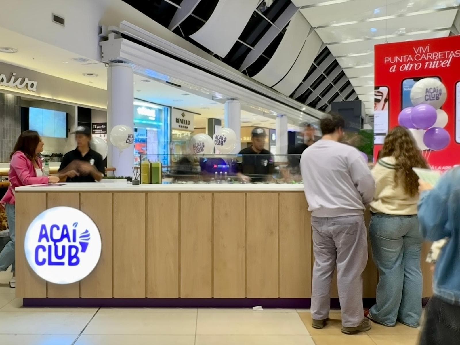 Stand de Açaí Club en Punta Carretas Shopping con personal y clientes